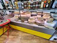 LE CHATEAU D'OLERON (17) A Vendre Fonds commerce Fromages & Salaisons sur 2 emplacements N°1 en cœur de ville — photo 3