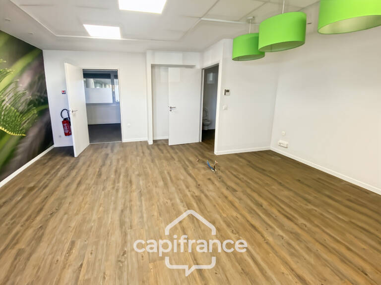LOCAUX COMMERCIAUX / BUREAUX — photo 1