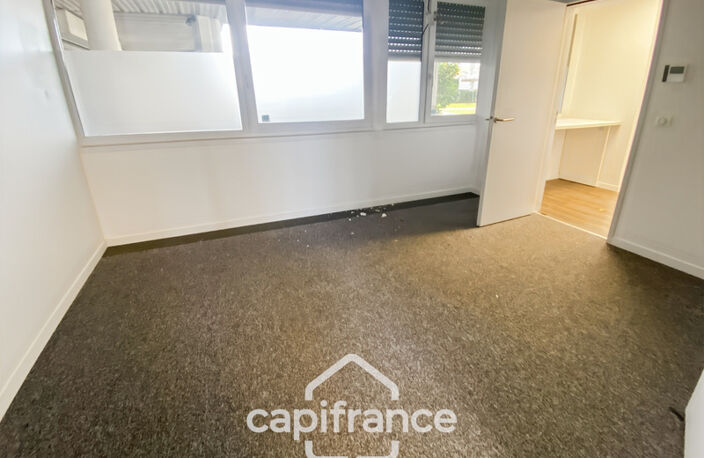 LOCAUX COMMERCIAUX / BUREAUX — photo 2