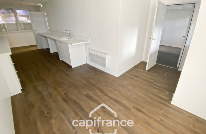 LOCAUX COMMERCIAUX / BUREAUX — photo 3
