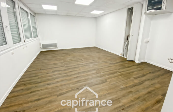 LOCAUX COMMERCIAUX / BUREAUX — photo 4