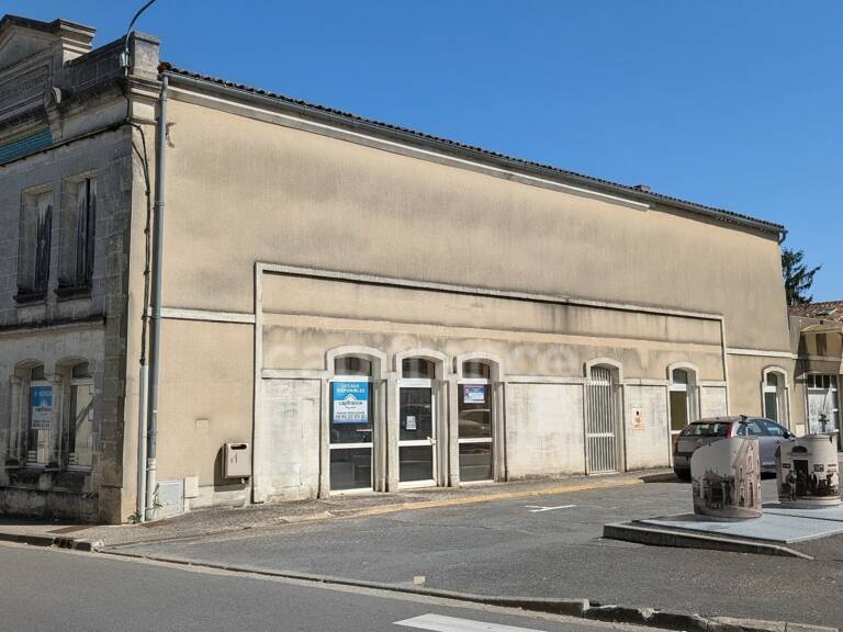 Immeuble à vendre SEGONZAC (16) Investisseurs ou Professionnels: une belle opportunité — photo 1