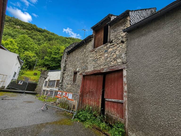 Garage plein centre de Sarrancolin — photo 1