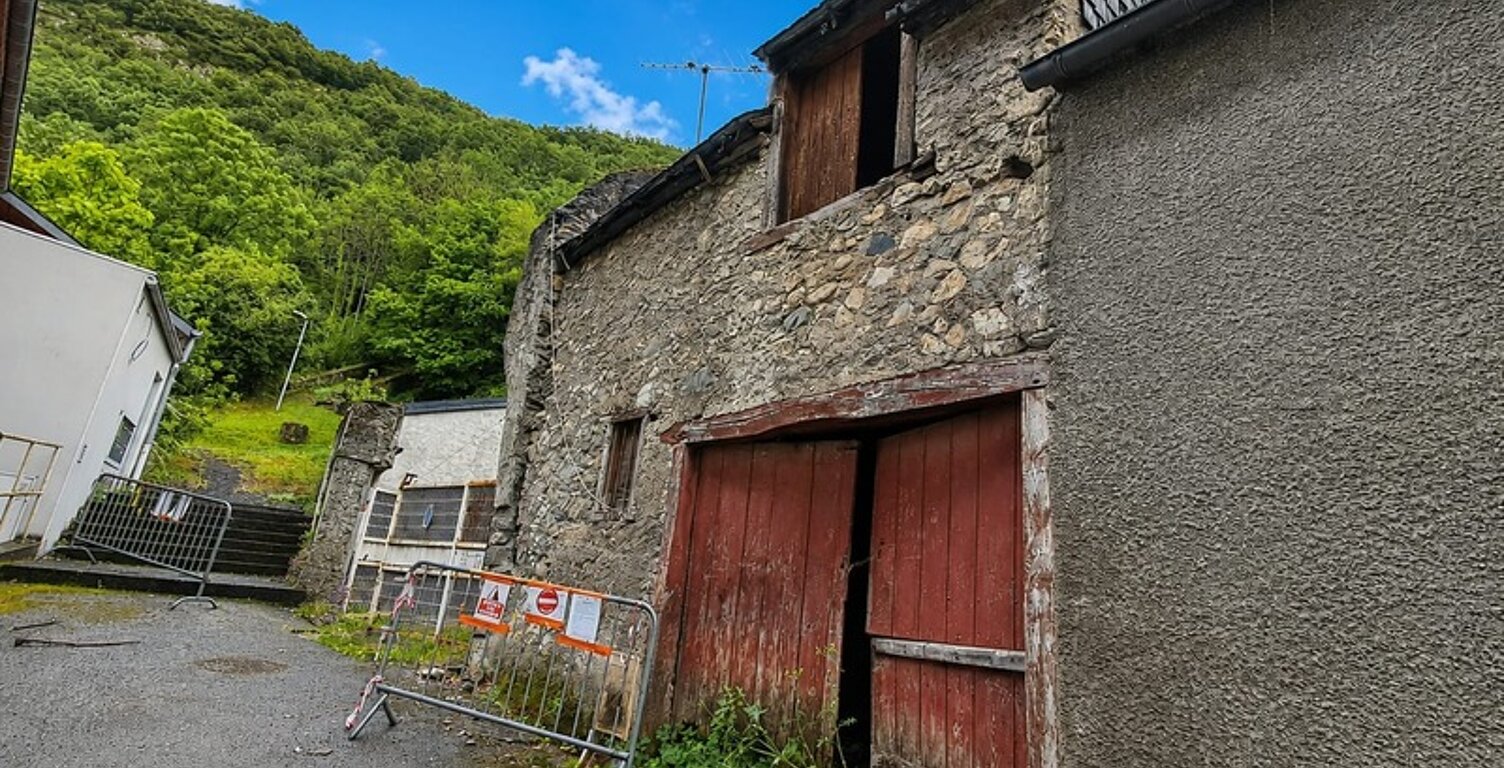 Garage plein centre de Sarrancolin — photo 1