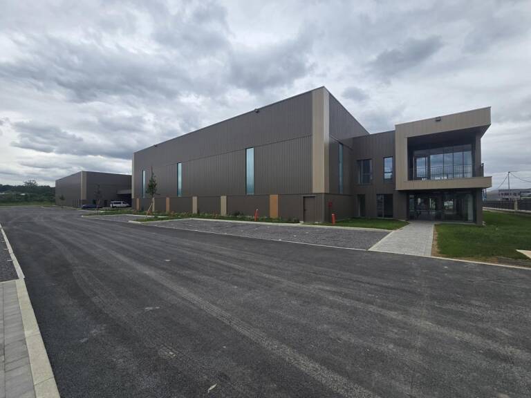 MY TRANSAC vous propose à la location un bâtiment indépendant d'activité et Stockage NEUF de 5 800m² Divisible avec QUAIS et Portes sectionnelles de Plain pied — photo 1