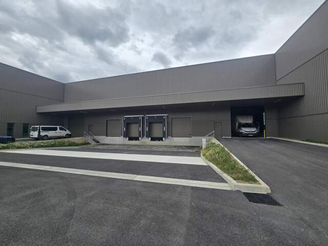 MY TRANSAC vous propose à la location un bâtiment indépendant d'activité et Stockage NEUF de 5 800m² Divisible avec QUAIS et Portes sectionnelles de Plain pied — photo du bien