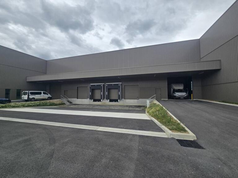 MY TRANSAC vous propose à la location un bâtiment indépendant d'activité et Stockage NEUF de 5 800m² Divisible avec QUAIS et Portes sectionnelles de Plain pied — photo 1