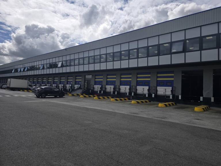 MY TRANSAC vous propose à la location une cellule d'Activité/Logistique de 1 322 m² avec Quai et Plain pied sur la commune de SAINT WITZ — photo 1