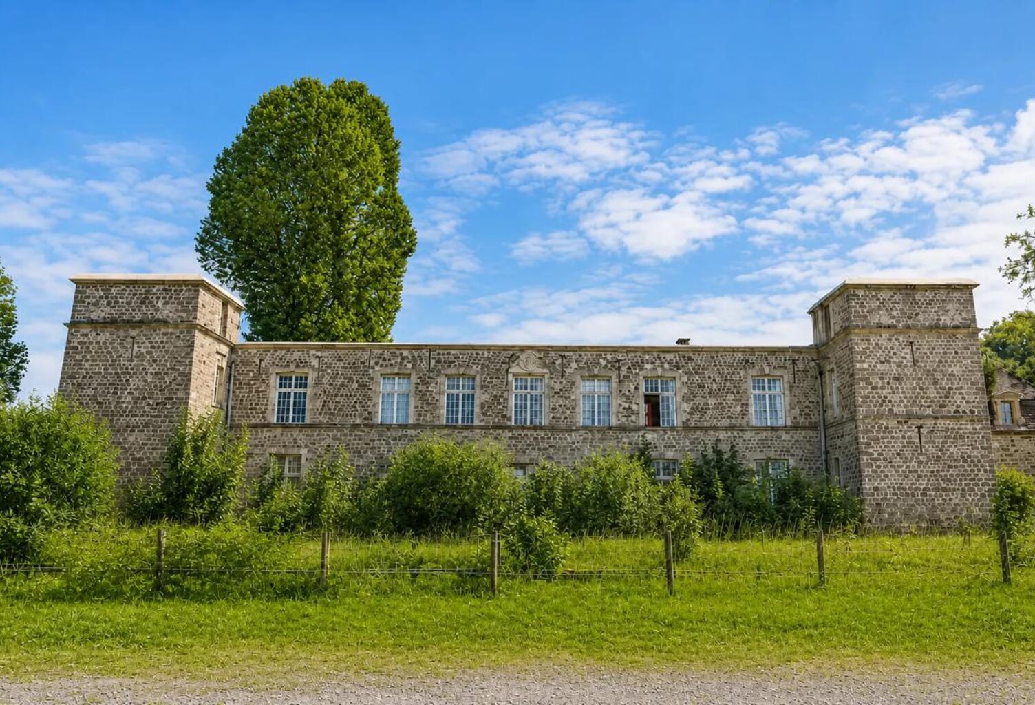 COUCY-LÈS-EPPES – CHÂTEAU ET ANCIEN COMPLEXE ÉVÉNEMENTIEL — photo 1