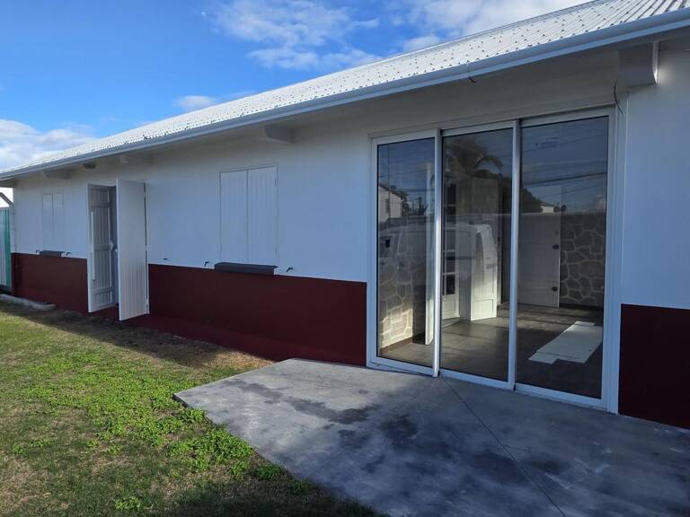 BOIS D'OLIVES – LOCAL 102 m² SUR 520 m² TERRAIN – IDÉAL CABINET MÉDICAL OU PROFESSIONS LIBÉRALES – PARKINGS PRIVATIFS — photo 1
