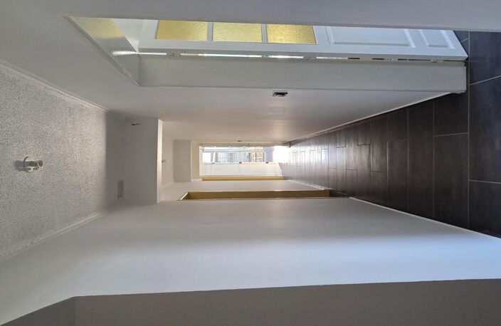 BOIS D'OLIVES – LOCAL 102 m² SUR 520 m² TERRAIN – IDÉAL CABINET MÉDICAL OU PROFESSIONS LIBÉRALES – PARKINGS PRIVATIFS — photo 4