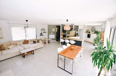 Maison contemporaine dans un bel environnement — photo du bien