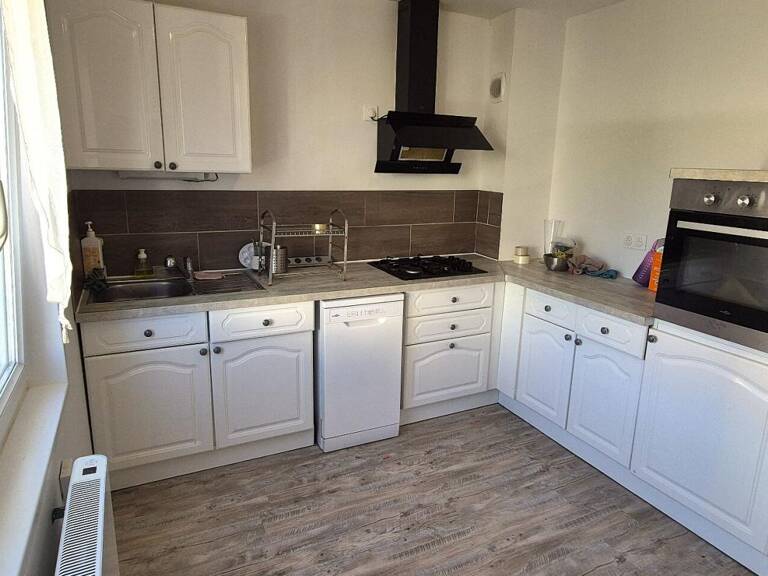 Belle Maison sur Sous-sol de 88 m² Rénovée avec Cours, Cave, Buanderie, Garage de 24 m² et un Terrain clos et entretenu de 329 m² — photo 1