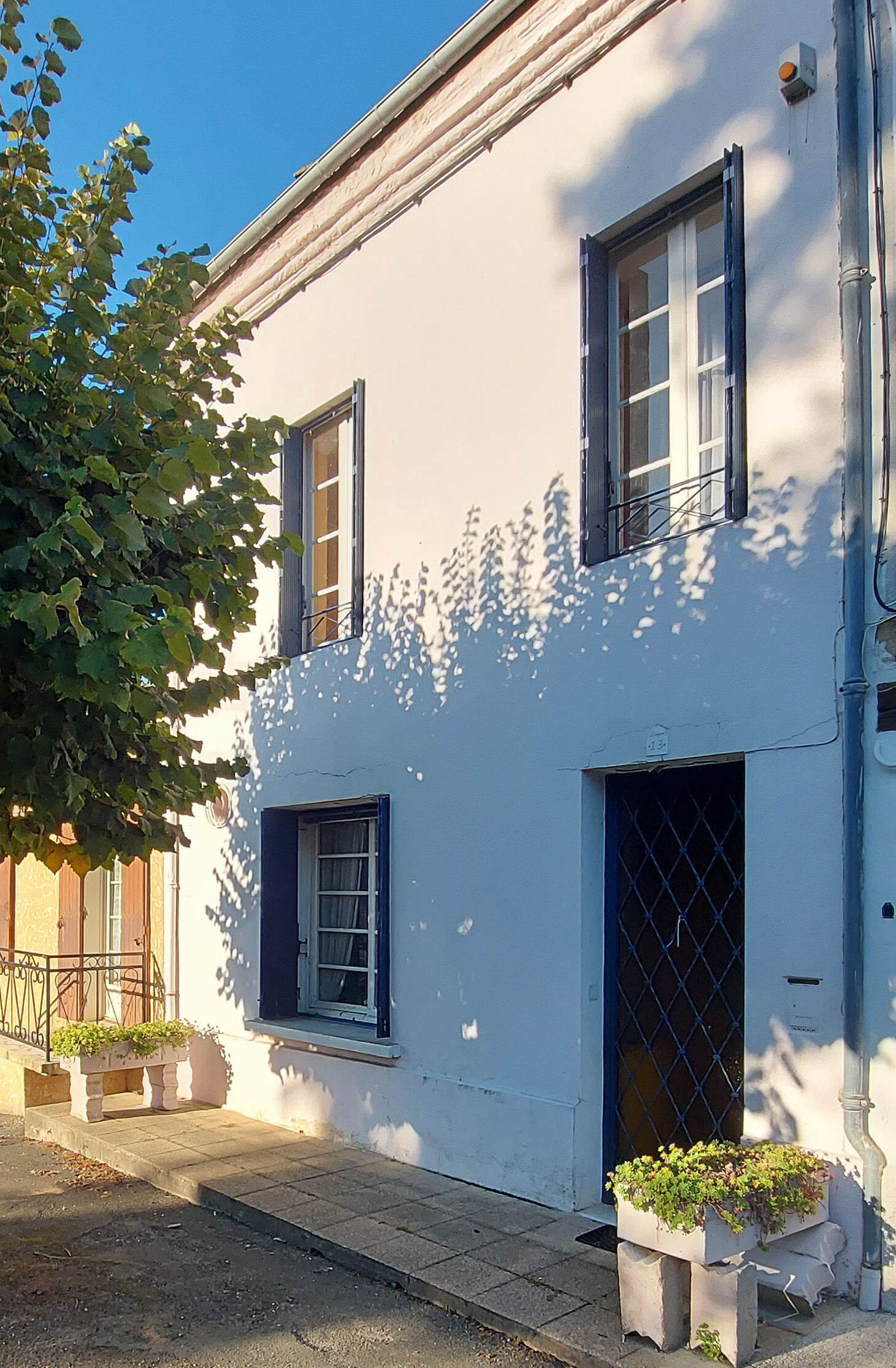 MAISON DE VILLAGE en pierre d’une superficie totale de 235 m² (dont 138 m² actuellement habitables) avec 2 VERANDAS, CAVE et JARDIN clôturé