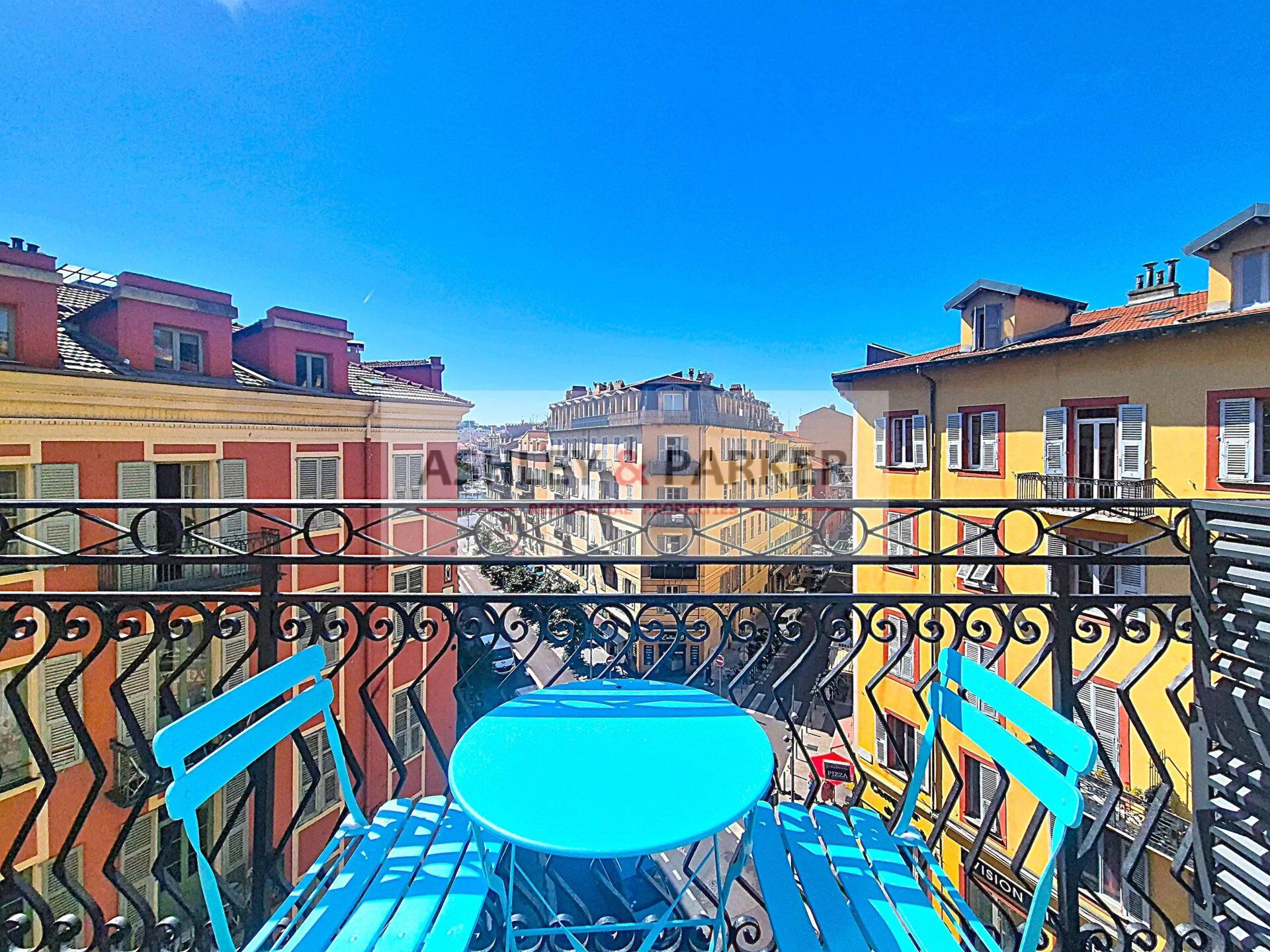 Balcon, aperçu Port et grand soleil