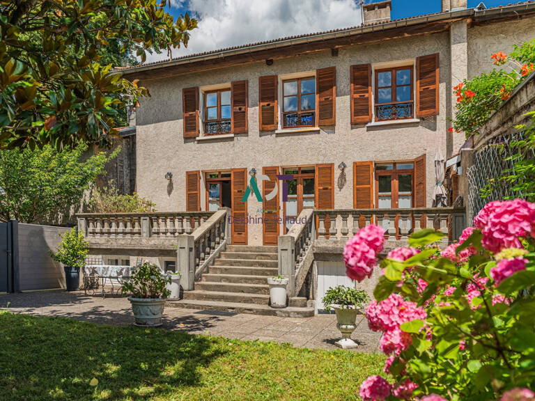 Saint-Égrève · Deux maisons de caractère dans les dépendanc — photo 1