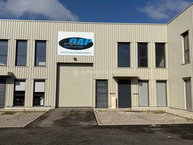 À vendre – Très beau local commercial / d’activité de 325 m² – Décines-Charpieu — photo du bien