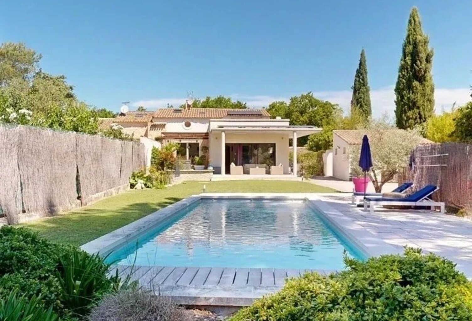EXCLUSIVITÉ – PUYRICARD | ANCIEN CORPS DE FERME, EXTENSION CONTEMPORAINE, PISCINE CHAUFFÉE ET STUDIO INDÉPENDANT — photo 1