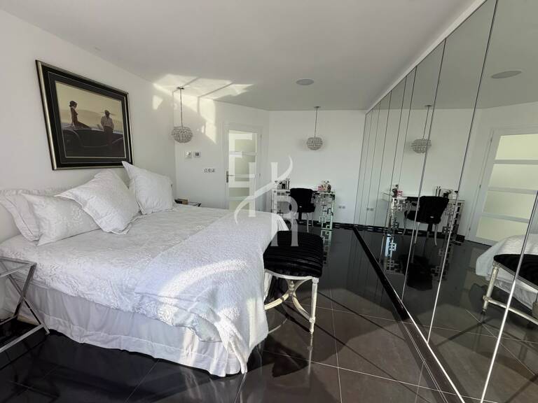 BAISSE DE PRIX — PIED-À-TERRE DE PRESTIGE SUR LA PLAGE DE LA GAROUPE — photo 1