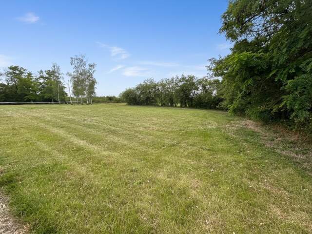 Terrain constructible de 796 m² viabilisé  Calme absolu proche Blois — photo du bien