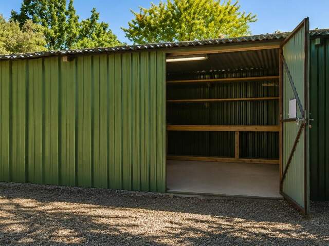 Au pied de Gordes, propriété de caractère composée de 2 maisons en pierre sur 2500 m² de terrain, idéale pour projet familial ou activité de gîtes. — photo du bien
