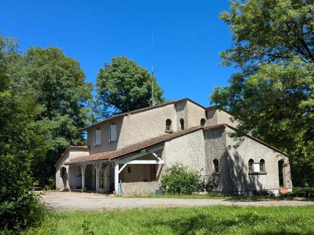 Maison d'architecte en bord de rivière — photo du bien