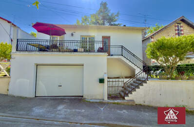 Maison avec grand garage, terrasses et jardin. — photo du bien