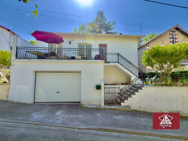 Maison avec grand garage, terrasses et jardin. — photo du bien
