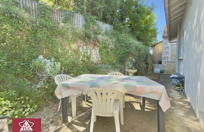 Maison avec grand garage, terrasses et jardin. — photo 2