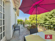 Maison avec grand garage, terrasses et jardin. — photo 3
