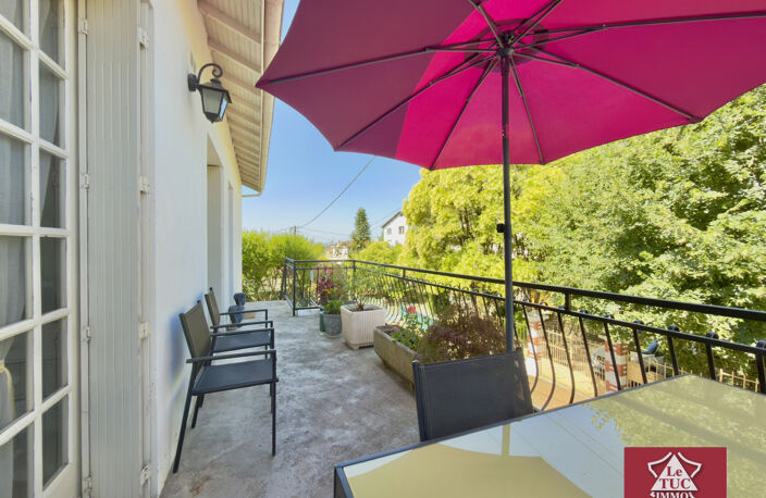 Maison avec grand garage, terrasses et jardin. — photo 3