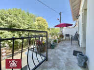 Maison avec grand garage, terrasses et jardin. — photo 4