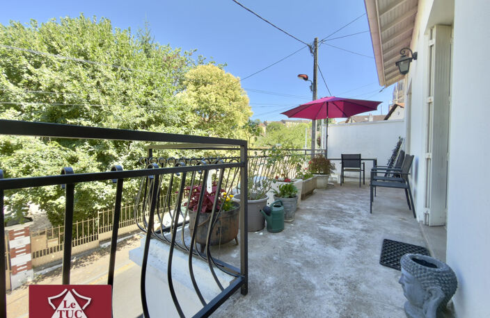 Maison avec grand garage, terrasses et jardin. — photo 4