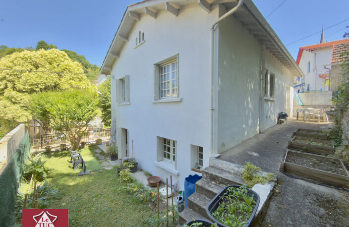Maison avec grand garage, terrasses et jardin. — photo 5