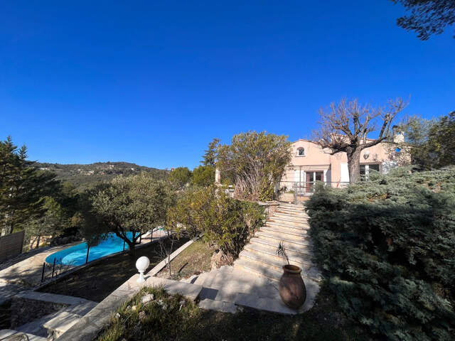 Villa traditionnelle d'exception avec piscine à débordement — photo du bien