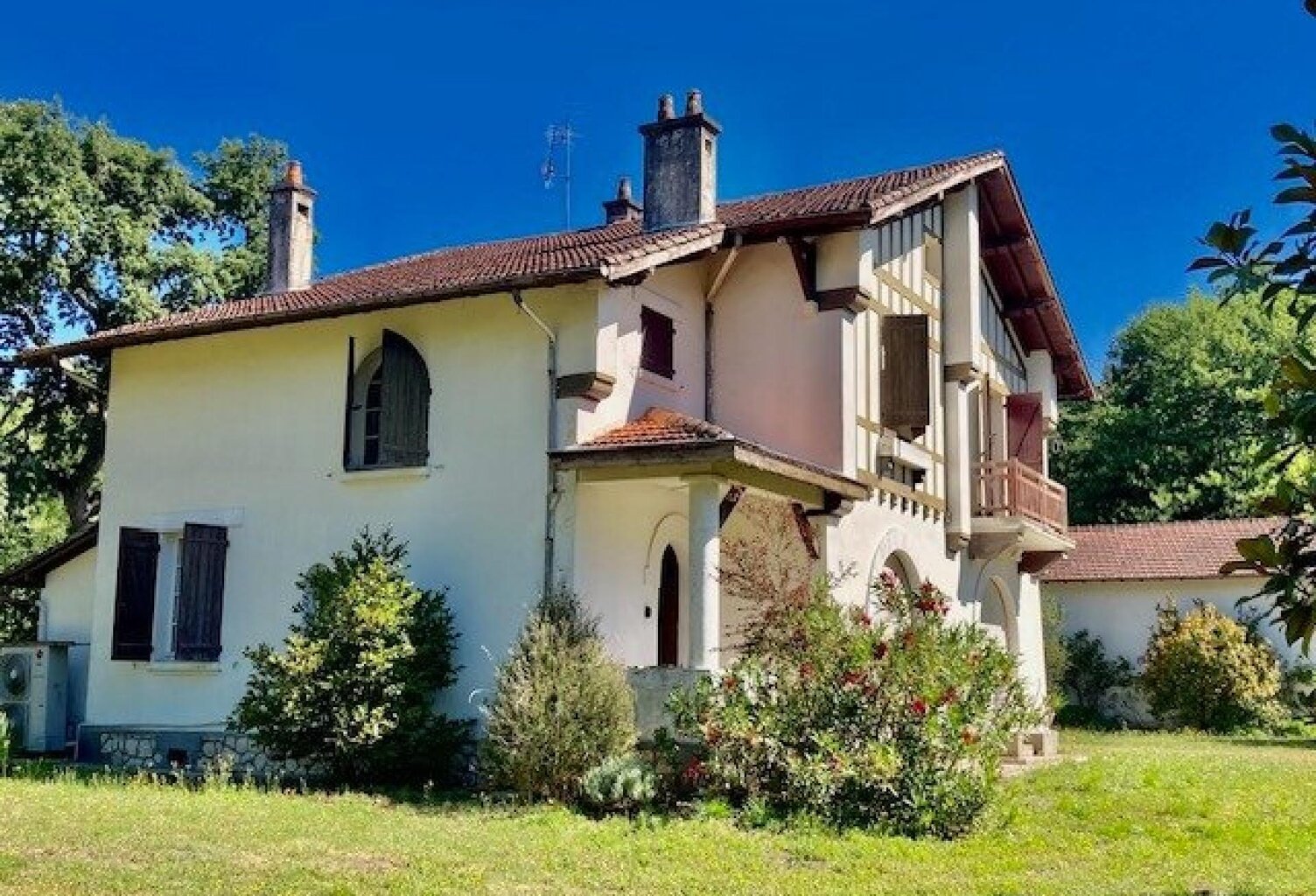 MAISON AVEC GRANDE DEPENDANCE SUR TERRAIN 6000 m2 — photo 1