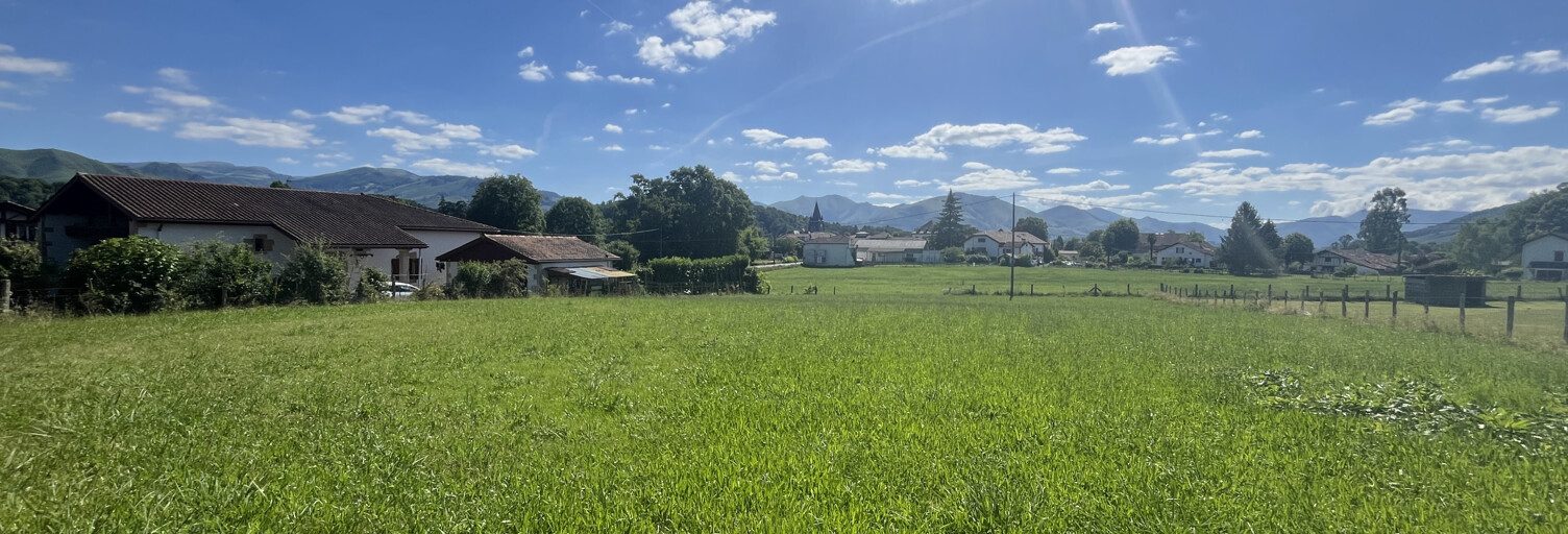 Terrain  1758 m² à vendre à Saint-Jean-le-Vieux (64220)