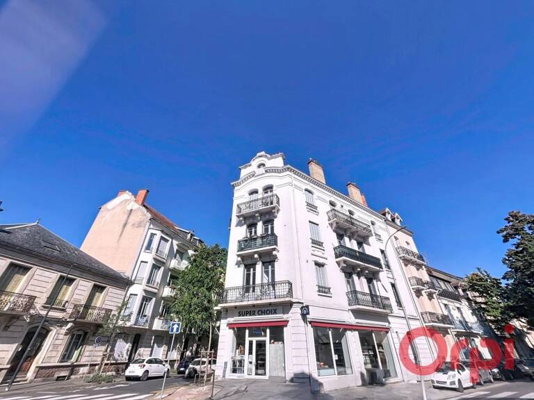Vichy – Type 3 traversant avec 3 balcons filants, vendu loué — photo 1