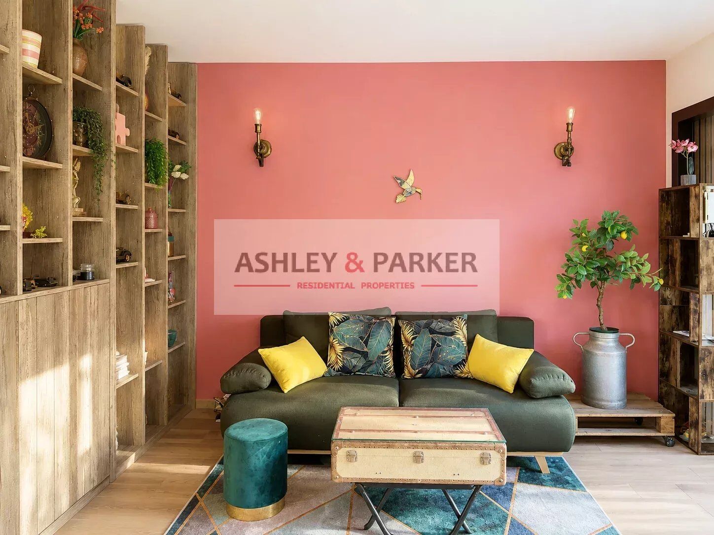 Salon moderne avec un mur rose, un canapé confortable et une décoration colorée.