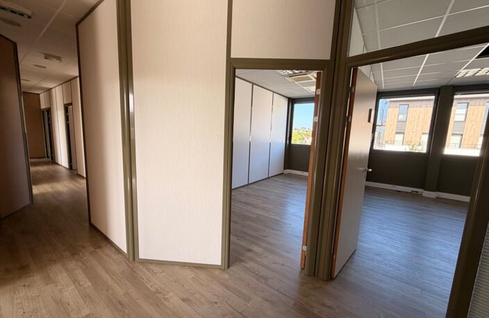 Plateau de bureaux à vendre SAINTE FOY LES LYON (69), bureaux d'une surface de 190 m² (partie privative) et 20 m² de parties communes. Possibilité d'acheter en sus 7 places de stationnement — photo 4