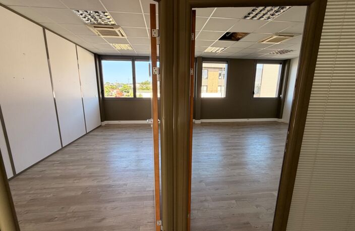 Plateau de bureaux à vendre SAINTE FOY LES LYON (69), bureaux d'une surface de 190 m² (partie privative) et 20 m² de parties communes. Possibilité d'acheter en sus 7 places de stationnement — photo 5