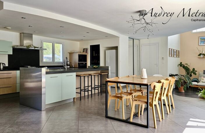Villa à vendre à Serrières-en-Chautagne avec piscine, à 50 min de Genève et d'Annecy, 35 min d'Aix-Les-Bains et 15 min du Lac du Bourget — photo 4