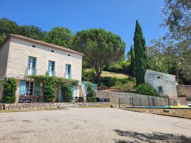 EXCLUSIVITE. AGEN proche du centre, belle demeure en pierres 7 pièces, véranda, piscine, pigeonnier, grand garage sur terrain de 3 951,00 m² — photo du bien