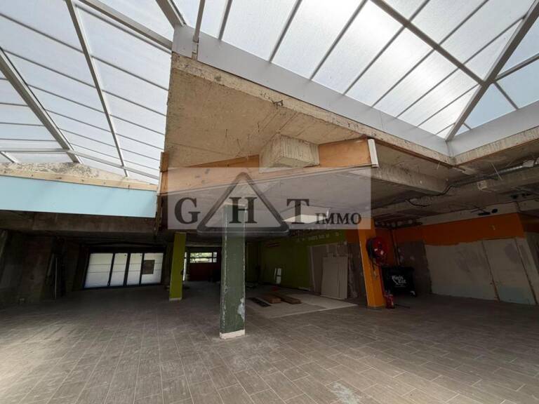A VENDRE LOCAL COMMERCIAL SAINT MAUR DES FOSSES — photo 1