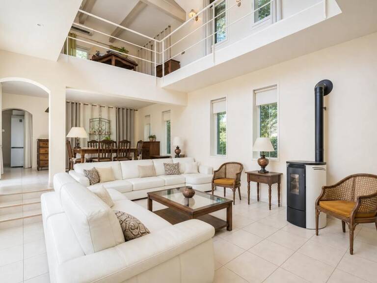 Maison de 222 m² à Vailhauquès avec mezzanine et F2 indépendant — photo 1