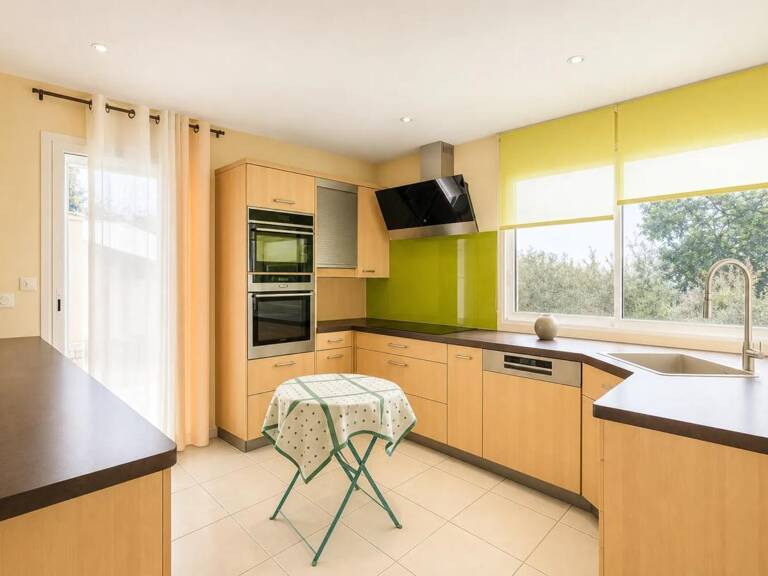 Maison de 222 m² à Vailhauquès avec mezzanine et F2 indépendant — photo 1