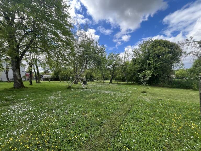 Terrain à bâtir de 660 m² à MARTILLAC (33) — photo 1