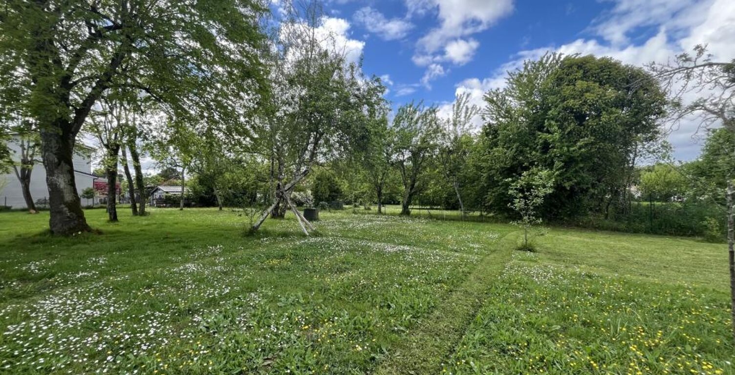 Terrain à bâtir de 660 m² à MARTILLAC (33) — photo 1