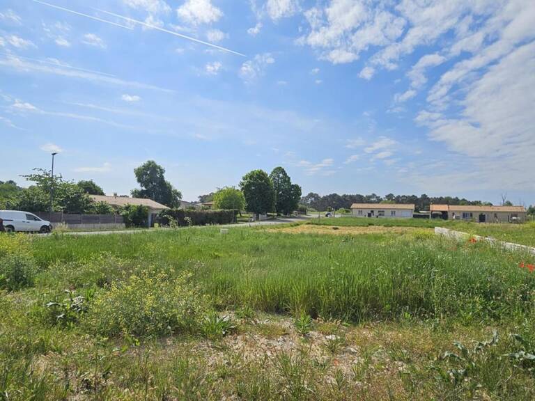 Terrain à bâtir de 576 m² à MARTILLAC (33) — photo 1