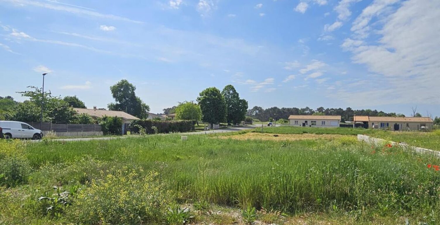 Terrain à bâtir de 576 m² à MARTILLAC (33) — photo 1